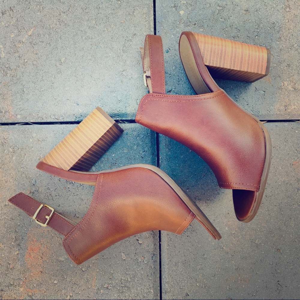 Covington cognac block heel sandals